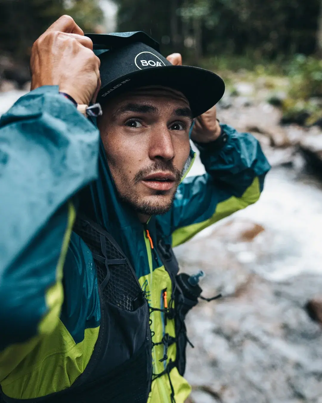 Wanderer in wasserdichter technischer Outdoor-Bekleidung im Regen